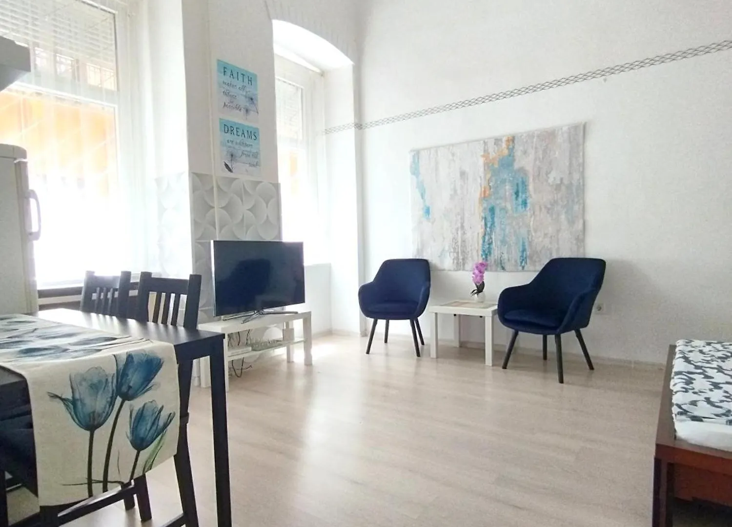 Free Parking Garage! Downtown Apartment Close To New York Cafe Budapest