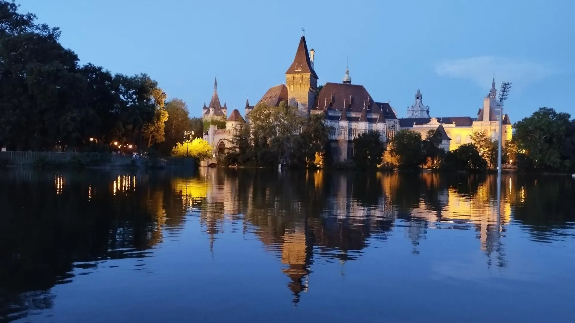 Free Parking Garage! Downtown Apartment Close To New York Cafe Budapeszt Węgry
