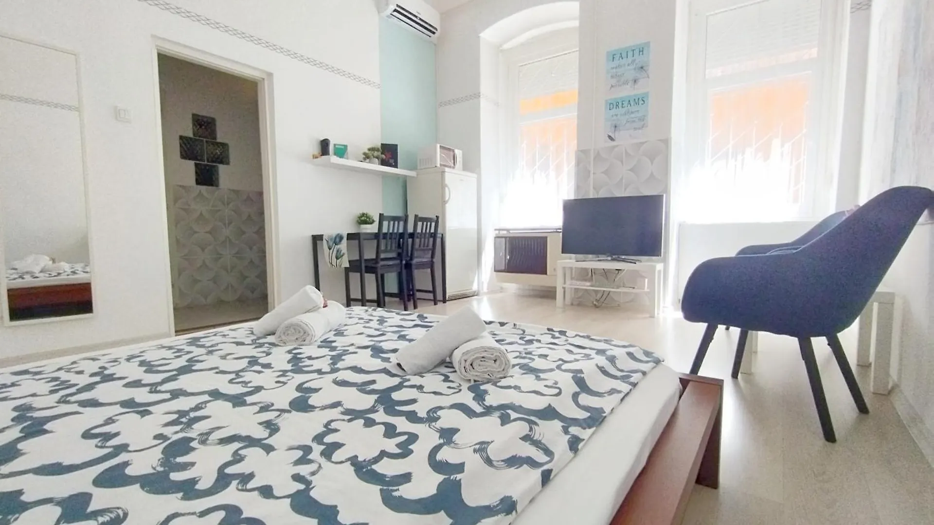 Free Parking Garage! Downtown Apartment Close To New York Cafe Budapešť